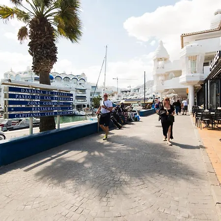 Puerto Marinero En El Puerto Marina De En El Corazón De La Costa Del Sol.