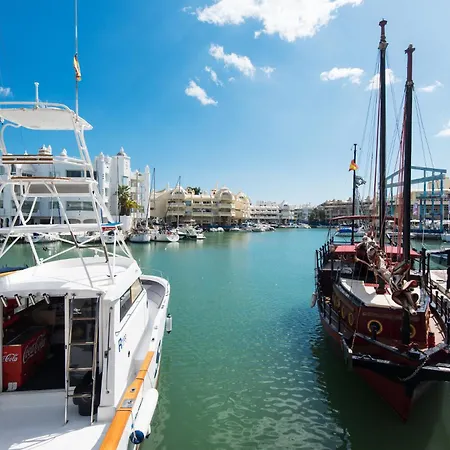Puerto Marinero En El Puerto Marina De En El Corazón De La Costa Del Sol. Benalmádena